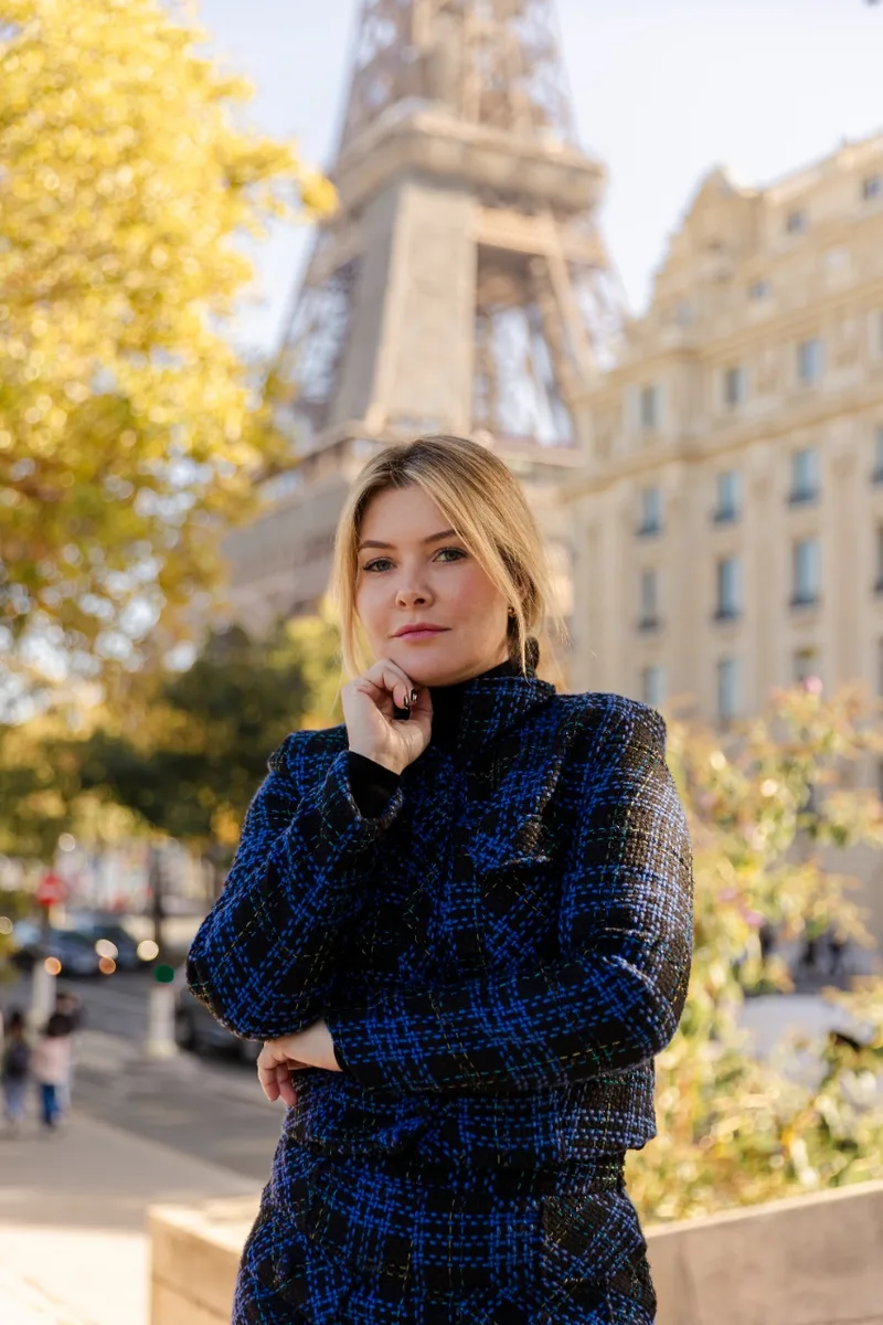 Prof. Camila em Paris