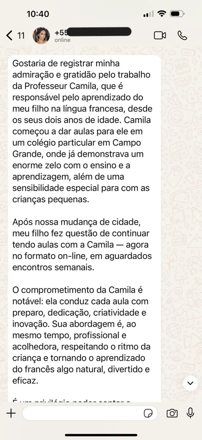 Mensagem de mãe relatando que o filho aprende francês com a Prof. Camila desde os 2 anos, destacando preparo, dedicação, criatividade e abordagem acolhedora.