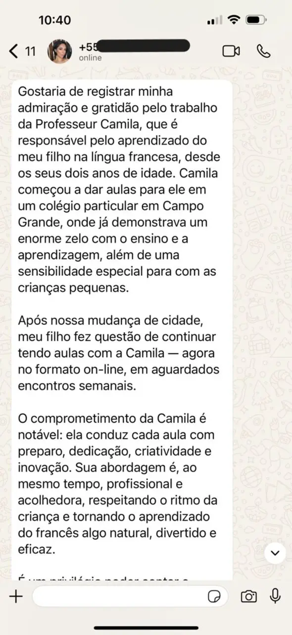 Mensagem de mãe relatando que o filho aprende francês com a Prof. Camila desde os 2 anos, destacando preparo, dedicação, criatividade e abordagem acolhedora.