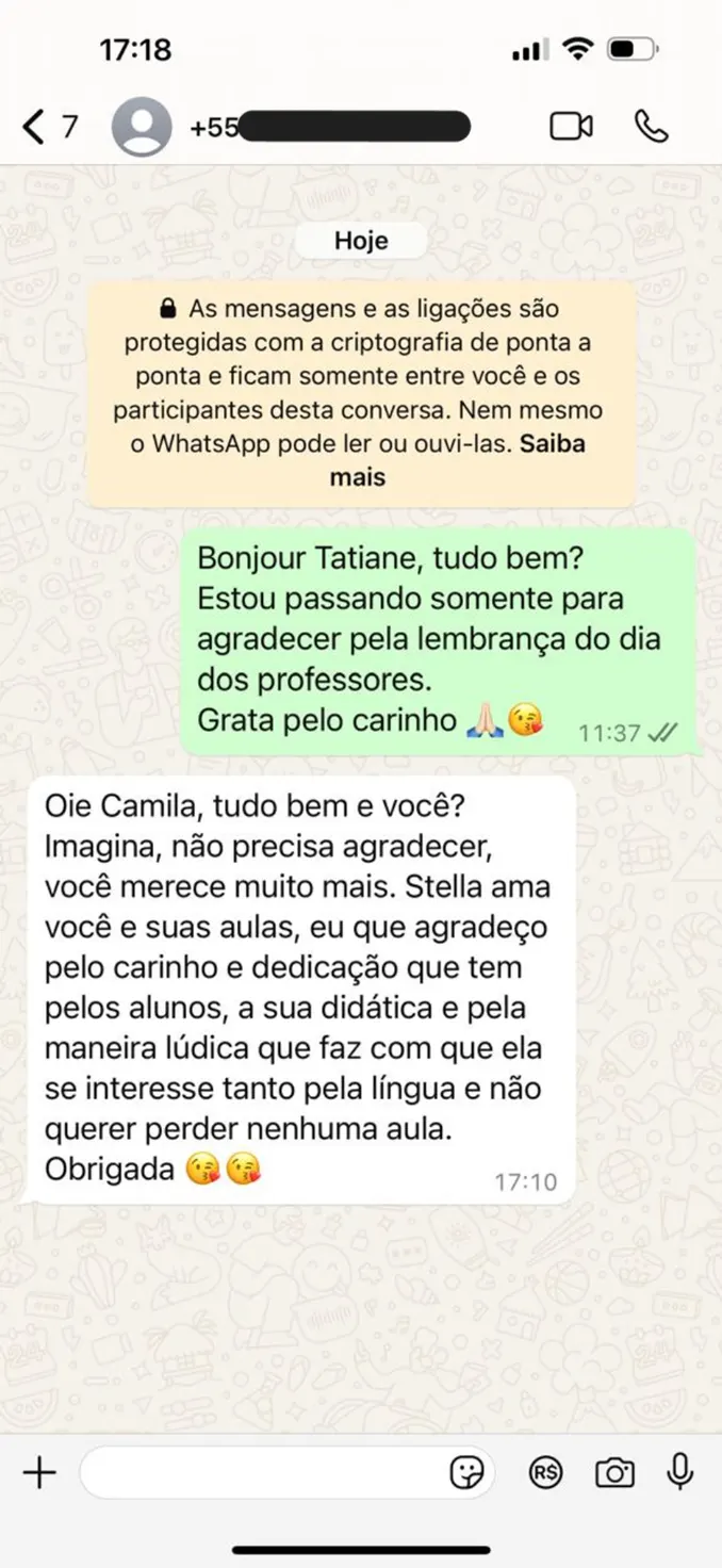 Mensagem de Tatiane, mãe da Stella, agradecendo a Prof. Camila no Dia do Professor pela didática lúdica e dedicação.
