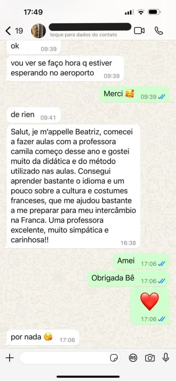 Mensagem de Beatriz, aluna que se preparou para intercâmbio na França, elogiando a didática e o método da Prof. Camila.