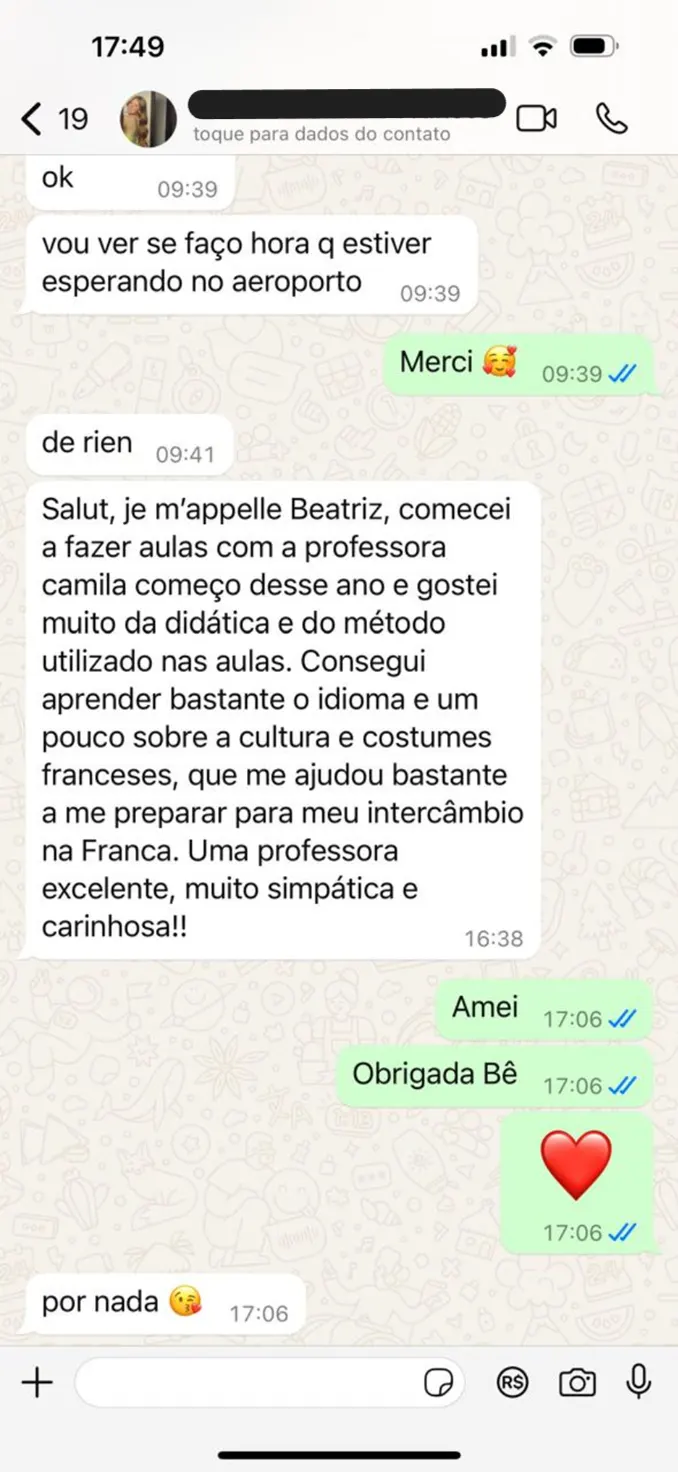 Mensagem de Beatriz, aluna que se preparou para intercâmbio na França, elogiando a didática e o método da Prof. Camila.